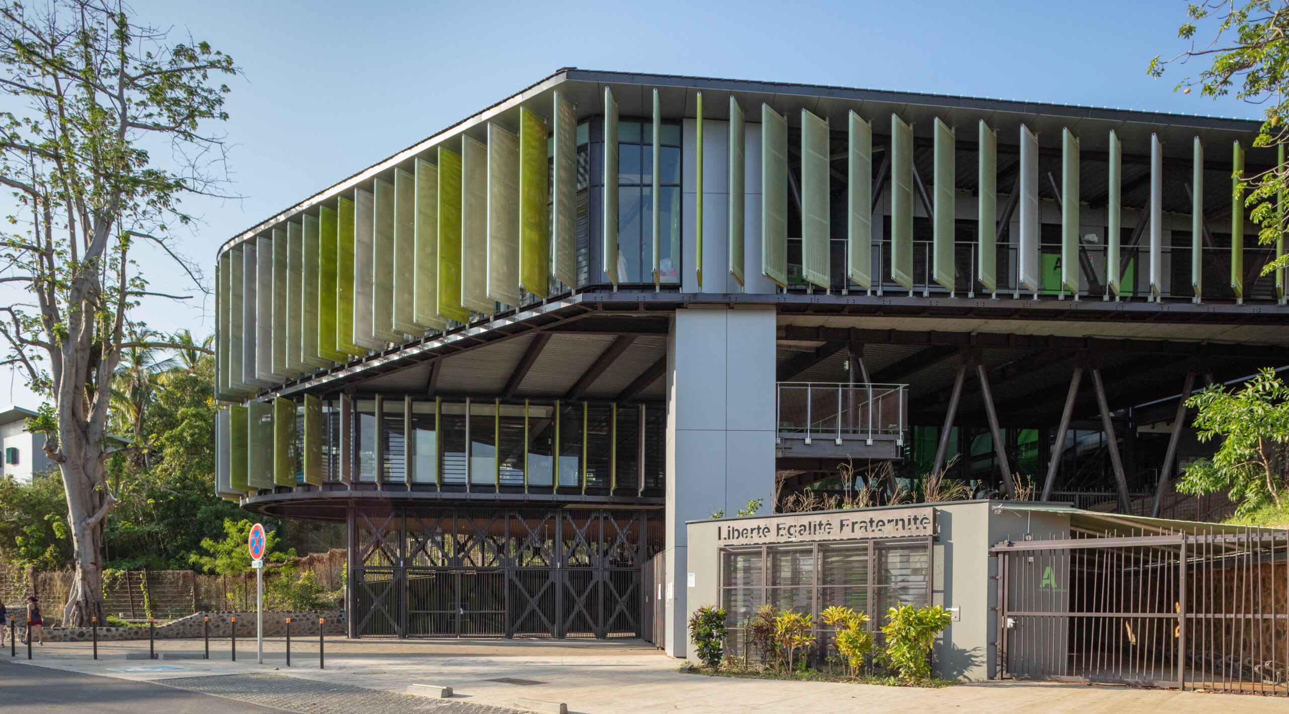 entrée et façade du college de boueni à mayotte