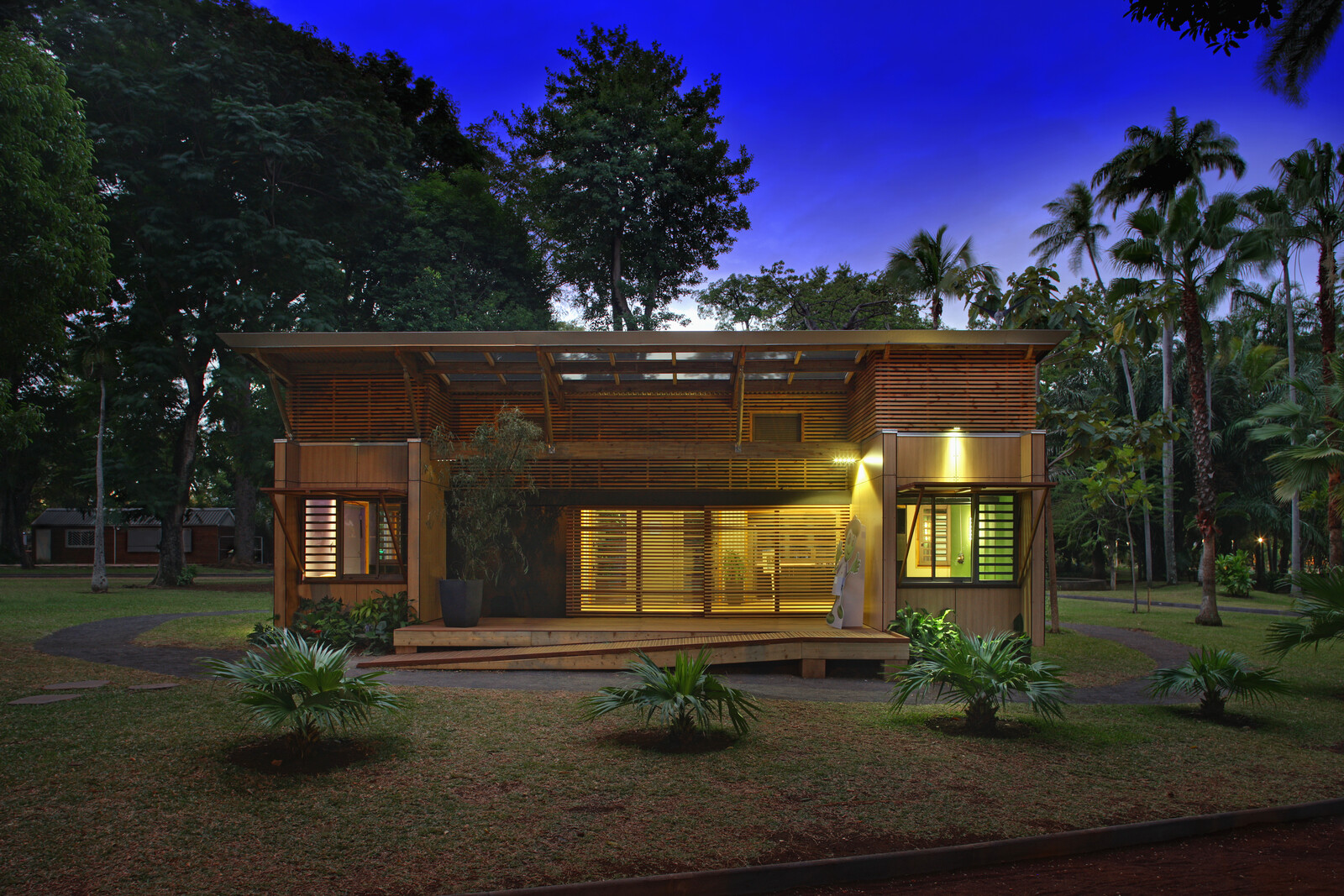 concept de maison tropical environnemental - vue de nuit