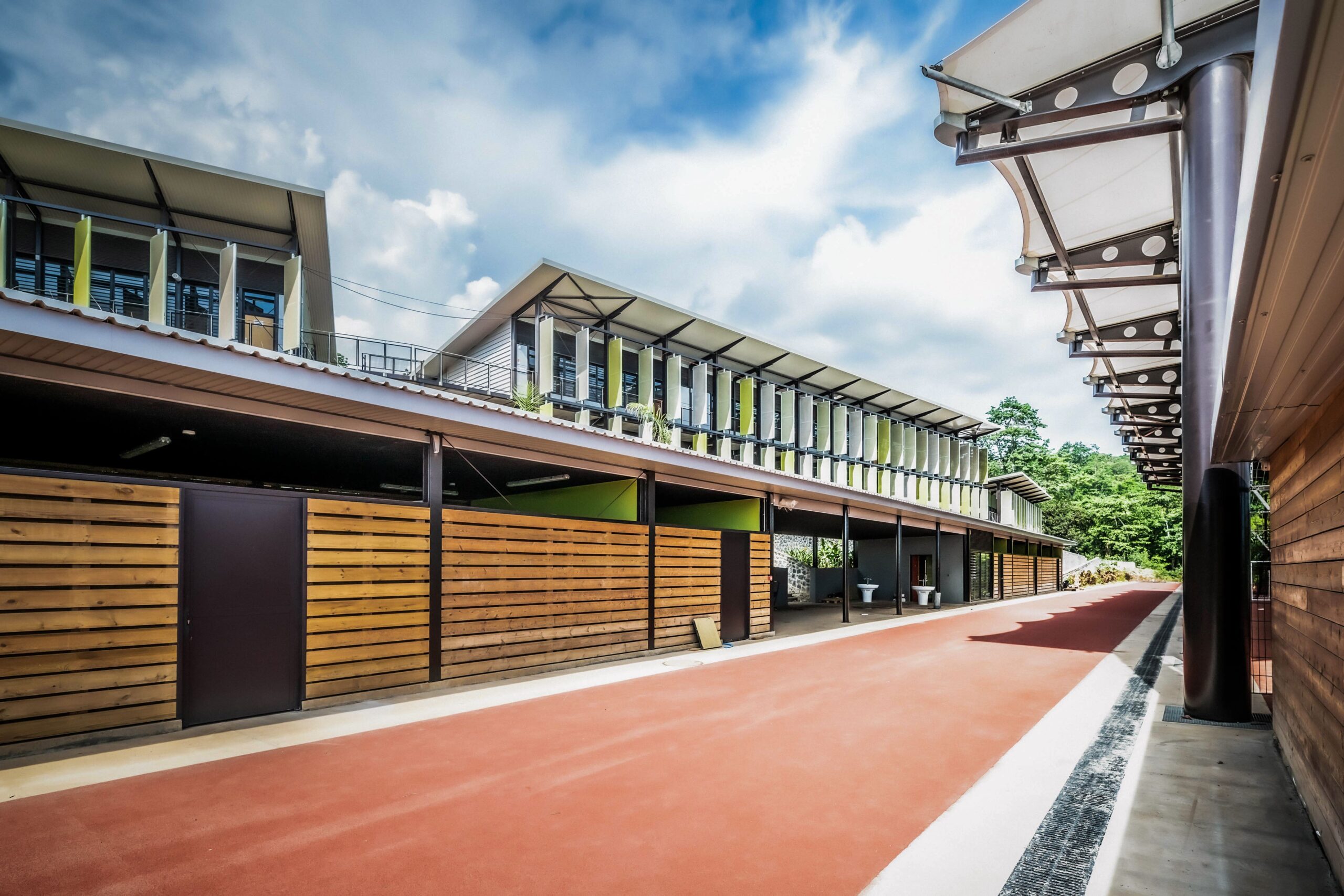 piste-athletisme-college-architecture-tropicale-moderne