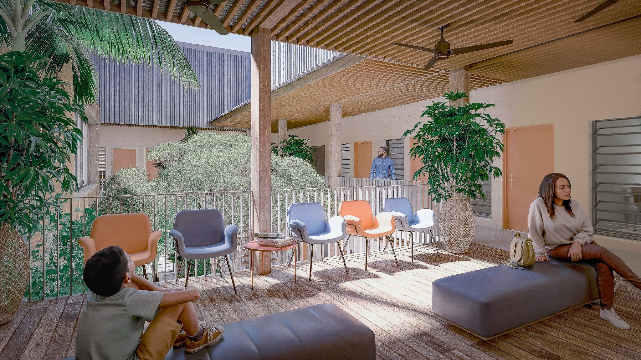 Espace d’attente couvert du CMPEA Saint-Louis, avec des assises colorées et des brasseurs d’air, ouvert sur un patio végétalisé.